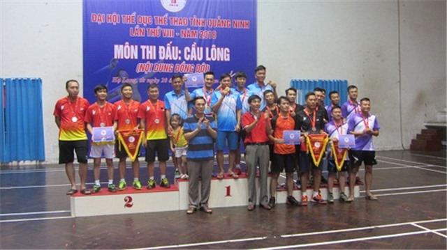 TP 32Win12 com tại tài khoản giành 2 HCV đồng đội Giải Cầu lông