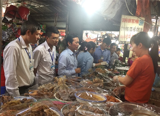 Trung tâm Y tế thành phố: Tăng cường đảm bảo VSATTP Tết Nguyên đán Mậu Tuất và Lễ hội xuân 2018