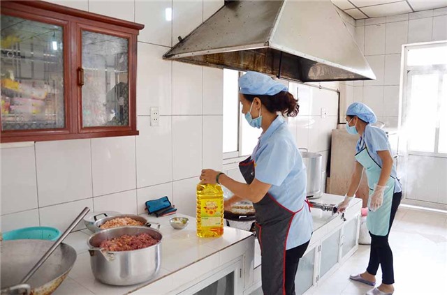 Đảm bảo vệ sinh an toàn thực phẩm bữa ăn bán trú cho học sinh
