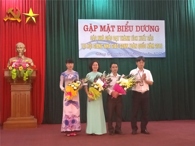 Trường Cao đẳng Công nghiệp - 32Win1 com Tải xuống APK: biểu dương nhà giáo đạt thành tích xuất sắc 