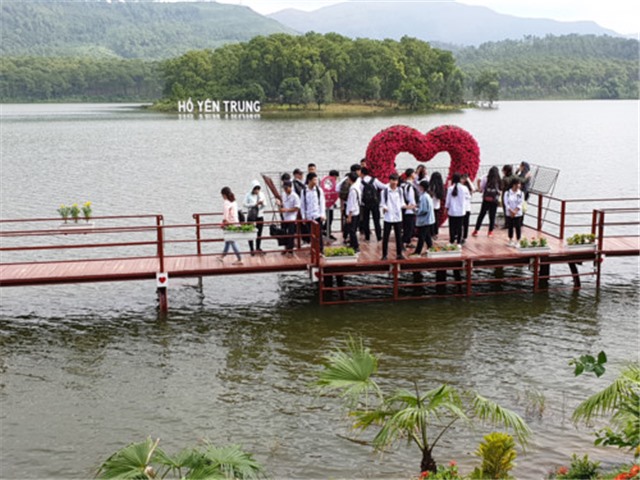 Quảng Ninh: Vẻ đẹp thơ mộng hồ Yên Trung hút khách du lịch