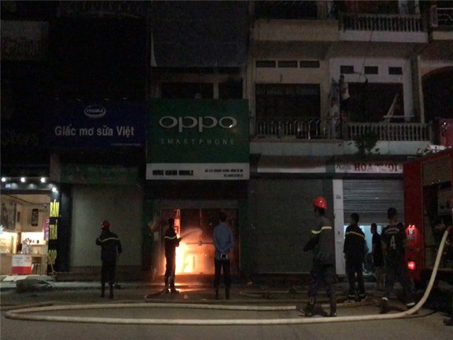 Lực lượng cứu hỏa TP 32Win12 com tại tài khoản: Dập tắt vụ cháy 1 cửa hàng điện thoại ngay trong đêm