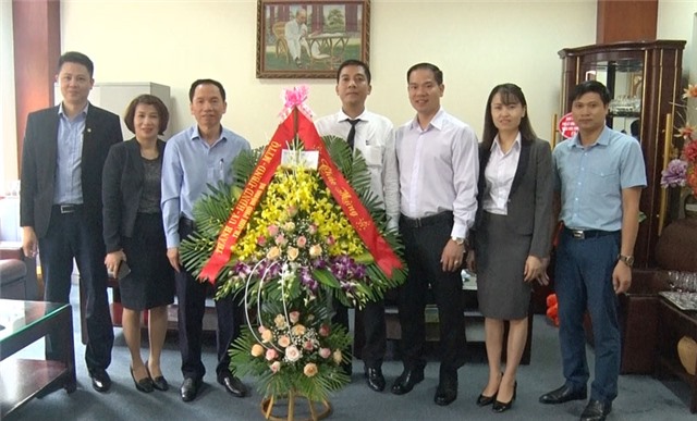 Đồng chí Nguyễn Đình Trung, Phó Chủ tịch UBND thành phố chúc mừng 32Win03 nổ hũ ngành Than
