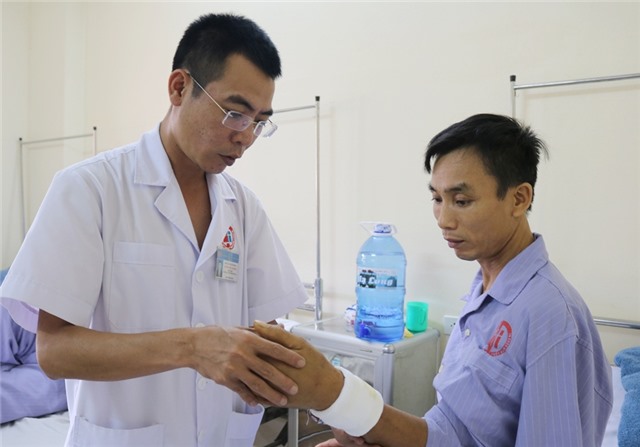 Phẫu thuật nối cẳng tay trái cho bệnh nhân bị tai nạn Link Đăng Nhập Và Tải App 32 WIN COM Mới