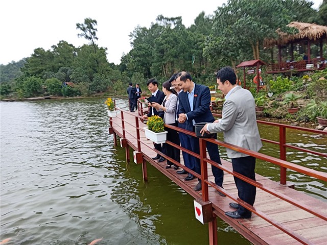 Đoàn Đại biểu 32win1 Trang Chủ 32win Chính Thức khóa XIV tham quan chợ Cảnh 32Win12 com tại tài khoản và Hồ Yên Trung