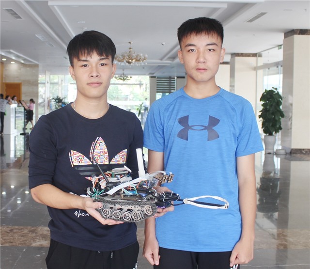 Hai học sinh đam mê nghiên cứu khoa học