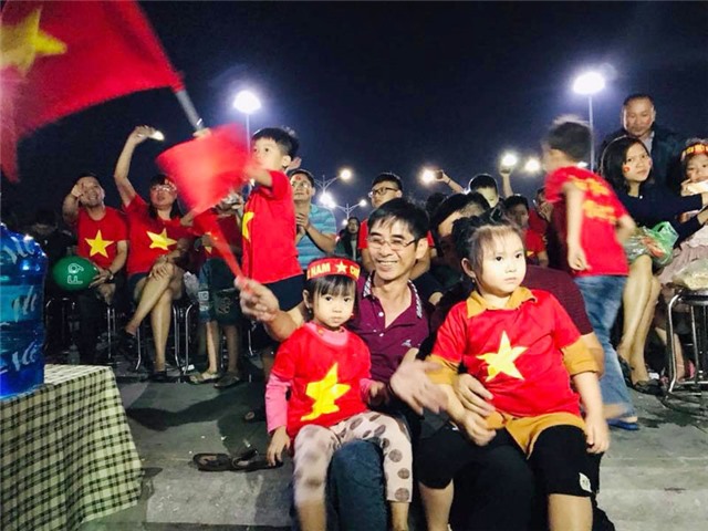 Hàng ngàn cổ động viên thành phố 32Win12 com tại tài khoản đồng hành cùng đội tuyển Việt Nam trong trận bán kết lượt về gặp Philippines tại AFF Cup 2018