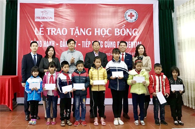 Công ty Bảo hiểm nhân thọ Prudential trao 20 suất học bổng cho học sinh có hoàn cảnh khó khăn