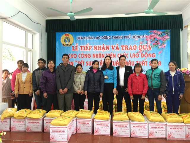LĐLĐ thành phố tiếp nhận, trao quà tết cho CNVCLĐ khó khăn 