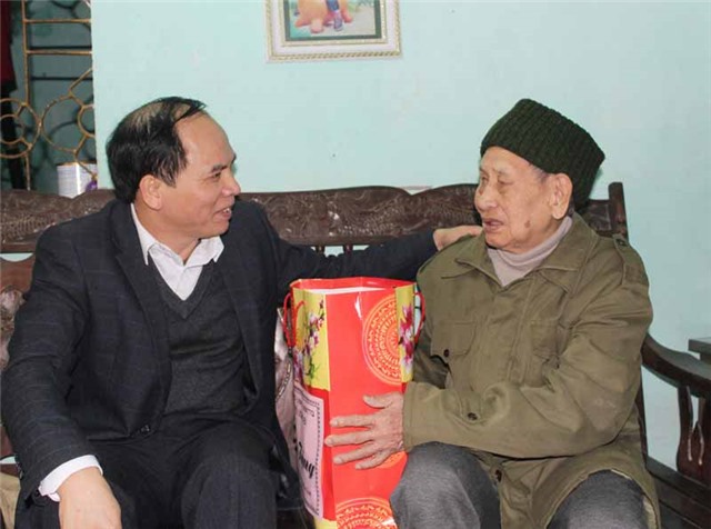 Lãnh đạo thành phố thăm, tặng quà người có công, đối tượng chính sách Tết Nguyên đán Mậu Tuất 2018