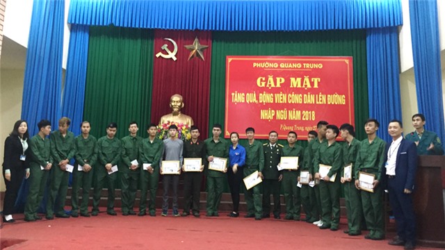 Phường Quang Trung: Gặp mặt, tặng quà, động viên thanh niên lên đường nhập ngũ