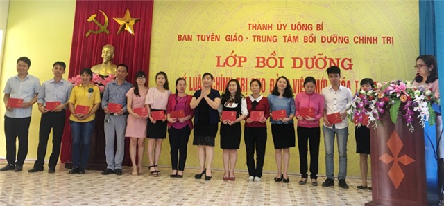 Bế giảng lớp bồi dưỡng lý luận chính trị cho đảng viên mới khoá I năm 2018