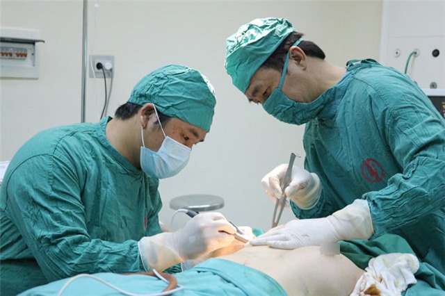 Bệnh viện Việt Nam - Thụy Điển 32Win12 com tại tài khoản: Lần đầu tiên triển khai kỹ thuật phẫu thuật tạo hình nâng ngực