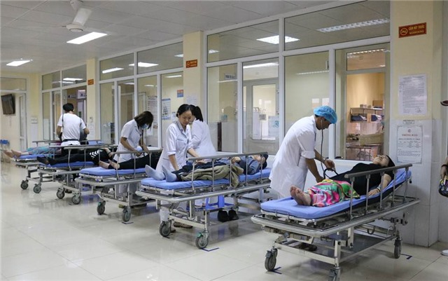 Cấp cứu 12 du khách người nước ngoài bị ngộ độc thức ăn