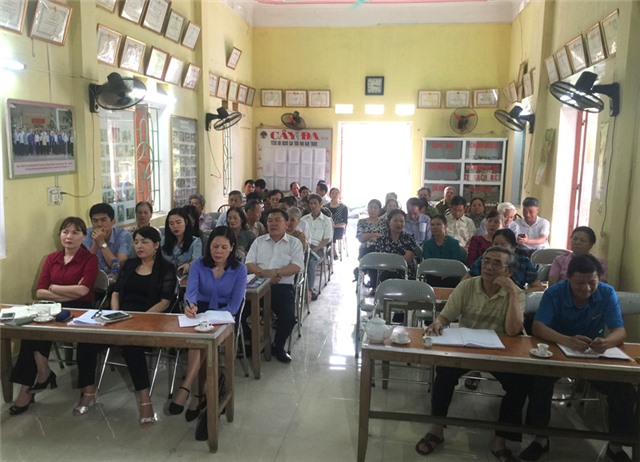 Đồng chí Hoàng Thị Hà, Phó Bí thư Thường trực Thành uỷ dự sinh hoạt Chi bộ khu Nam Trung, phường Nam Khê