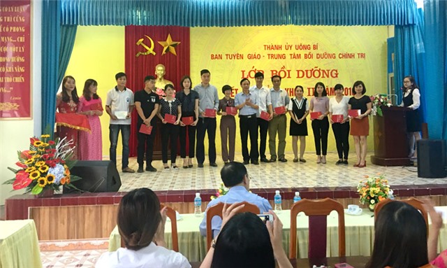 Bế giảng lớp Bồi dưỡng kết nạp đảng khóa II