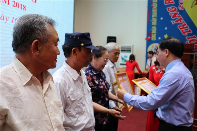 76 đảng viên vinh dự được trao Huy hiệu Đảng đợt 19-5