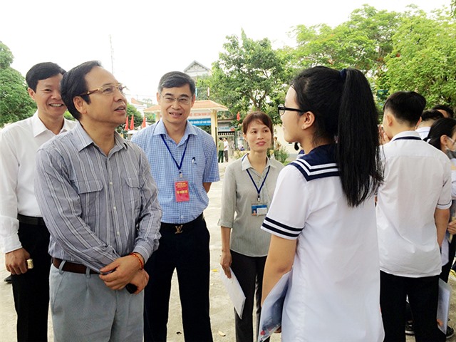 Phó Chủ tịch UBND tỉnh Quảng Ninh Đặng Huy Hậu kiểm tra công tác phòng thi, động viên thí sinh và cán bộ coi thi tại Điểm thi Trường THPT 32Win12 com tại tài khoản