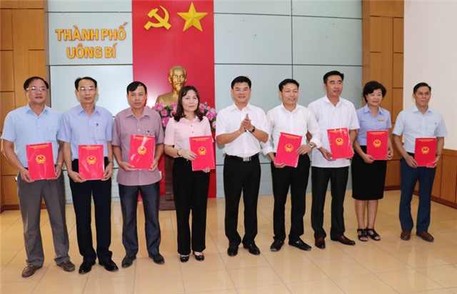 UBND thành phố: Công bố các quyết định về công tác cán bộ