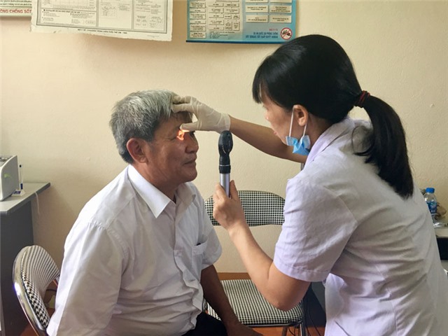Khám bệnh, cấp thuốc miễn phí cho người có công tại phường Vàng Danh, Bắc Sơn