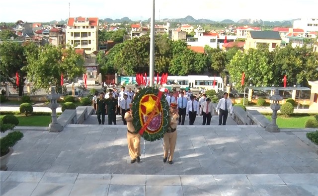 Viếng nghĩa trang liệt sỹ nhân kỷ niệm 71 năm Ngày Thương binh liệt sỹ