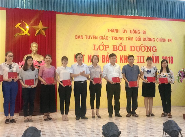 Bế giảng lớp bồi dưỡng kết nạp Đảng khóa 3 năm 2018