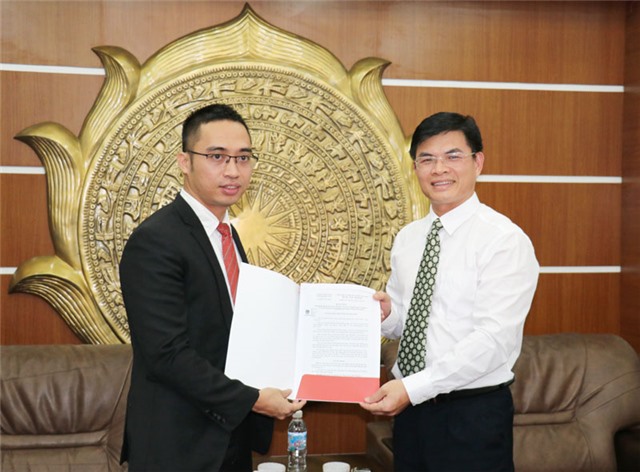 Trao quyết định 32Win03 cá cược trực tuyến dự án trường Tiểu học - THCS chất lượng cao