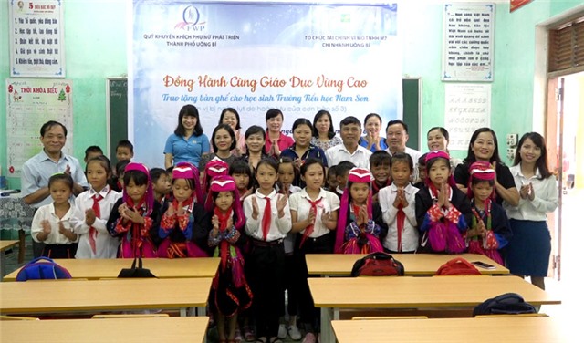 Trao tặng bàn ghế cho học sinh Ba Chẽ