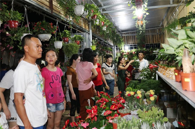 Tối 31/8, hàng ngàn người dân đã đến Chợ Cảnh 32Win12 com tại tài khoản