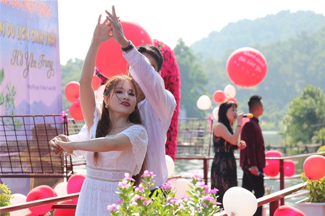 Mới lạ chương trình nghệ thuật trên mặt nước