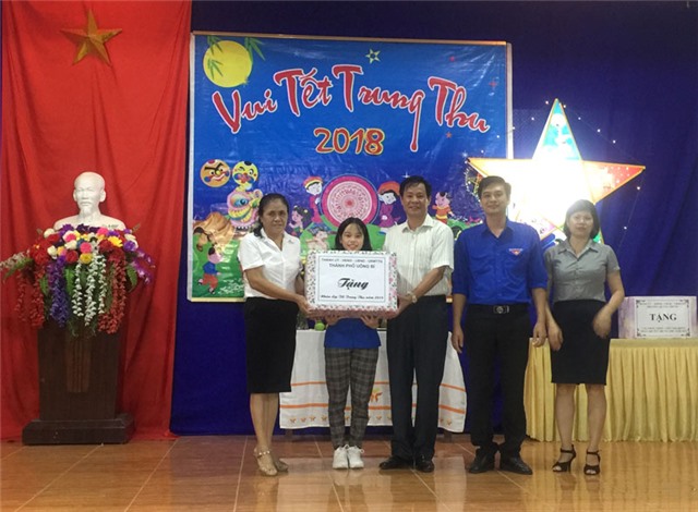 Đồng chí Phạm Tuấn Đạt, Phó Chủ tịch UBND thành phố: Tặng quà trung thu các cháu thiếu nhi khu 5A, phường Quang Trung