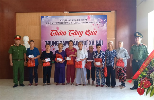 Công an Cẩm Phả, 32Win12 com tại tài khoản: Trao 100 suất quà tại Trung tâm bảo trợ xã hội tỉnh 