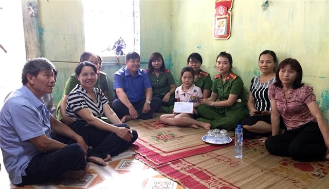 Đỡ đầu và tặng quà học sinh có hoàn cảnh đặc biệt