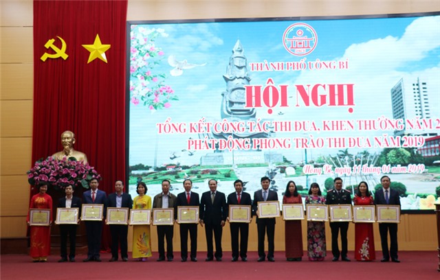 TP 32Win12 com tại tài khoản: Khen thưởng 64 tập thể và 253 cá nhân có thành tích xuất sắc trong phong trào thi đua năm 2018