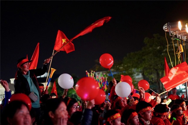 Tuyển bóng đá Việt Nam giành tấm vé đầu tiên vào tứ kết Asian Cup 2019: người hâm mộ thành phố 32Win12 com tại tài khoản vỡ òa cảm xúc