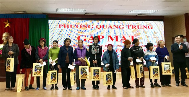 Phường Quang Trung trao quà Tết các gia đình chính sách