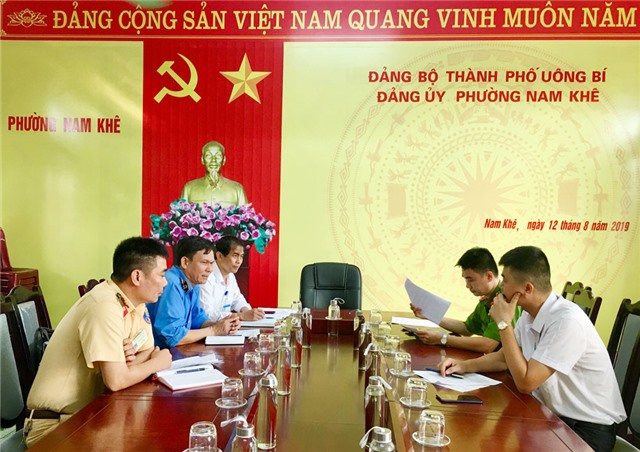 Kiểm tra, xử lý vi phạm đối với các phương tiện vận chuyển đất đá từ TX Quảng Yên qua phường Nam Khê