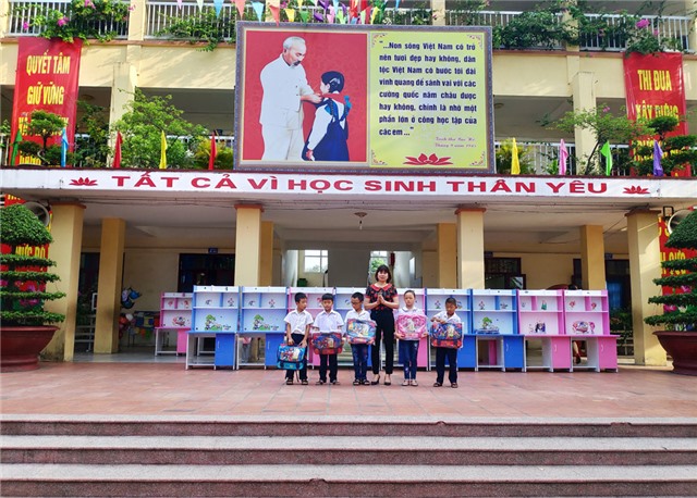 Trao 23 suất quà cho học sinh hoàn cảnh khó khăn tại Trường Tiểu học Lê Lợi