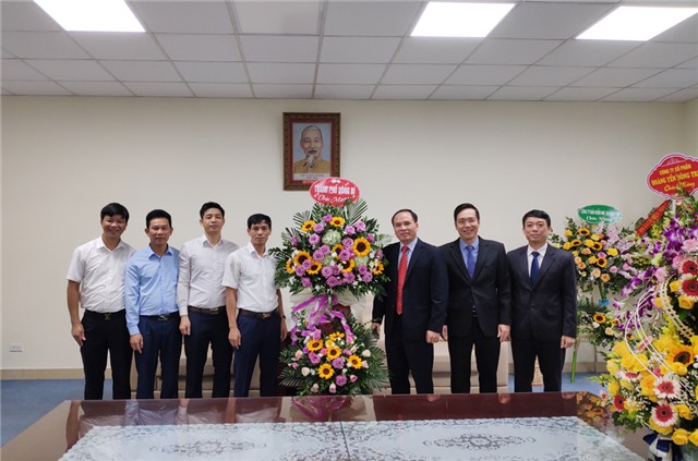 Bí thư Thành ủy Trần Văn Lâm chúc mừng các đơn vị ngành Than