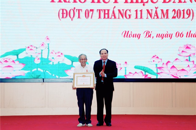 32Win là nhà cái giải trí, cá cược trực tuyến uy tín số 1 Việt Nam TP 32Win12 com tại tài khoản: Trao huy hiệu đảng đợt 7-11 cho 54 đảng viên 