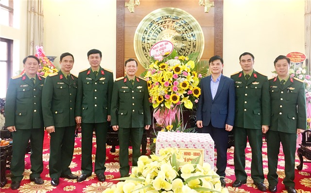 Đồng chí Nguyễn Mạnh Hà, Phó Bí thư Thành ủy, Chủ tịch UBND thành phố chúc mừng 75 năm Ngày thành lập Quân đội Nhân dân Việt Nam