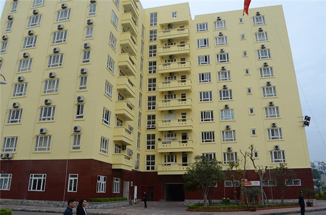 Gắn biển công trình chung cư thợ mỏ kiểu mẫu của Công ty Than Nam Mẫu
