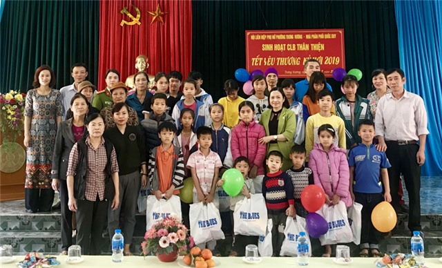 Hội phụ nữ phường Trưng Vương tặng quà Tết 