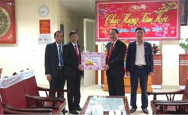 Bí thư Thành ủy Trần Văn Lâm tặng quà Tết tại Bệnh viện Việt Nam – Thụy Điển 32Win12 com tại tài khoản