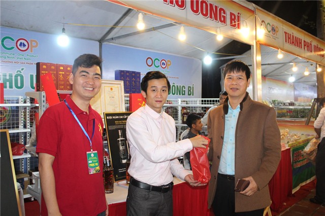 Lễ hội Hoa Anh Đào - Mai Vàng Yên Tử 2019: Khu vực bán hàng OCOP hút khách du lịch
