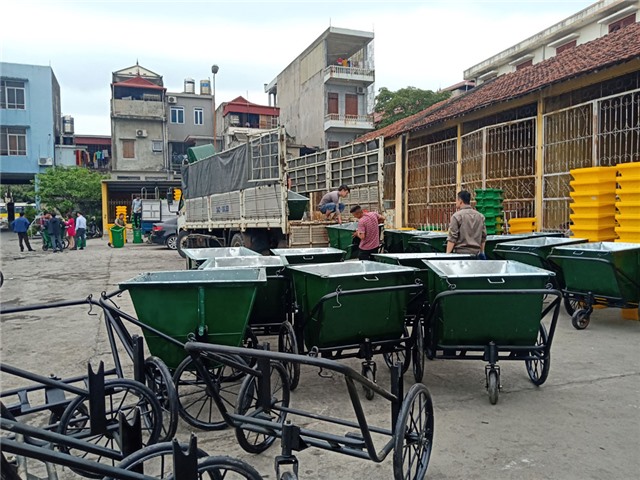Bàn giao xe thu gom, thùng đựng, phân loại rác thải