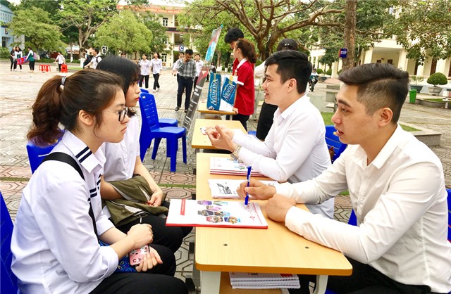 32Win12 com tại tài khoản: Tư vấn mùa thi, định hướng nghề nghiệp cho trên 1.000 học sinh