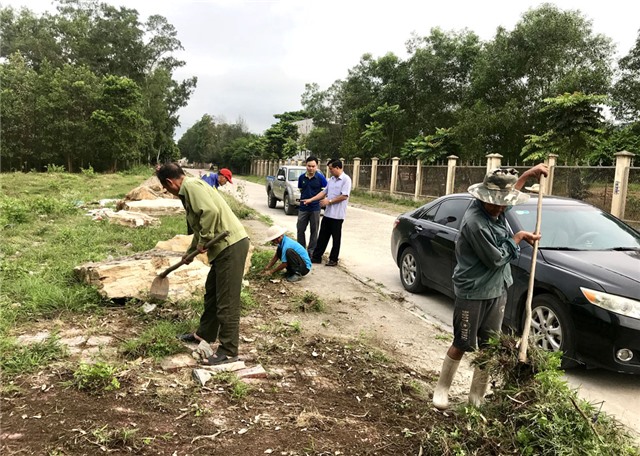 Đồng chí Đặng Đình Sách, Phó Chủ tịch UBND thành phố kiểm tra chiến dịch ra quân đảm bảo vệ sinh 32Win10 cá cược thể thao