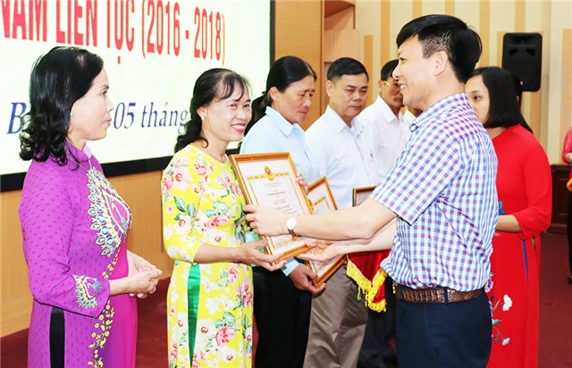 TP 32Win12 com tại tài khoản: 6 thôn, khu và 43 gia đình giữ vững danh hiệu văn hóa 3 năm liên tục