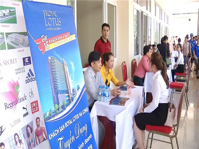 Hơn 1.000 sinh viên Đại học Hạ Long tham gia diễn đàn tuyển dụng